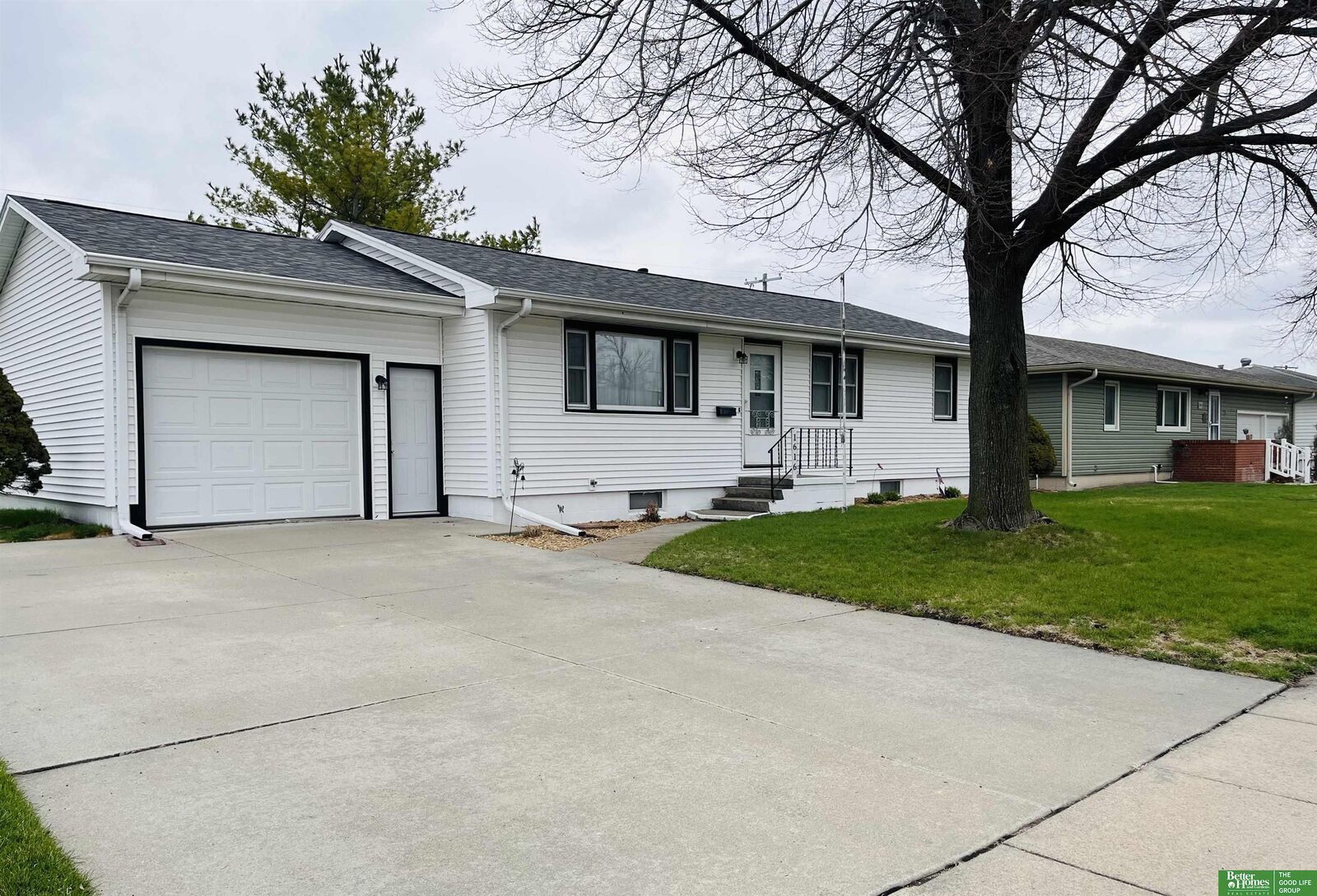 Property Photo: 1616 Austin Lane NE 68025