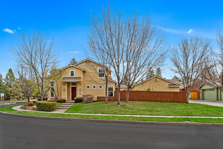 Property Photo:  630 SW Hill Street  OR 97702 