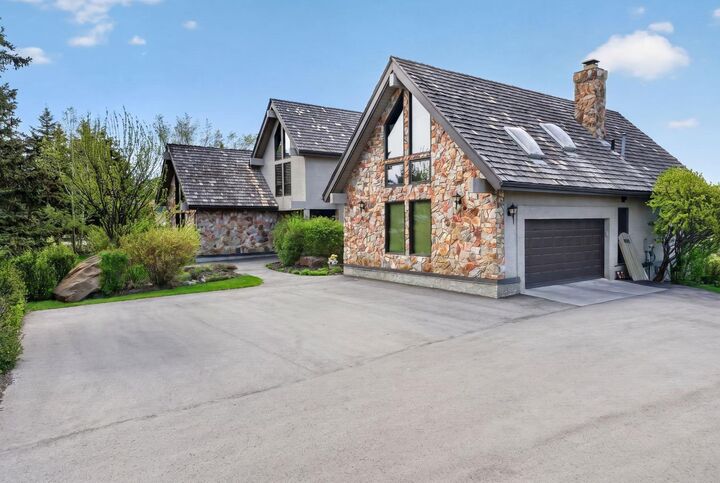 Property Photo:  102 West Terrace Crescent  AB T4C 1R9 