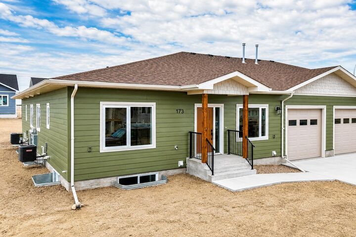 Property Photo: 173 Parkview Crescent W AB T0K 0G0