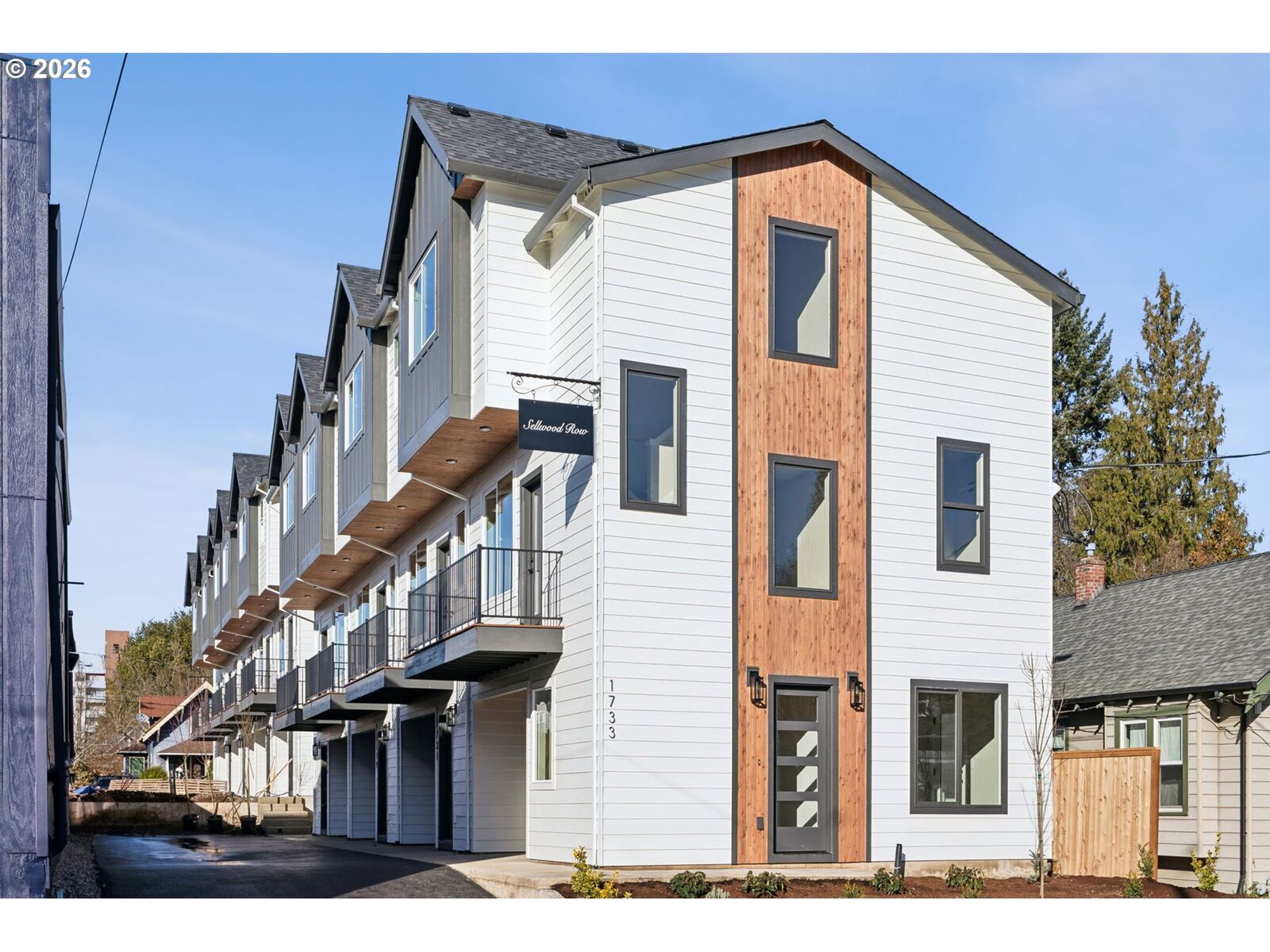 Property Photo: 1728 SE Sherrett St OR 97202