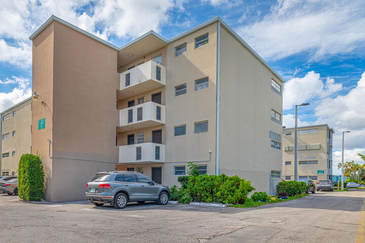 Property Photo:  1660 NE 191st Street Unit 311  FL 33179 