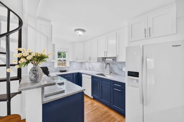 Property Photo:  605 SW 6th Avenue  FL 33315 