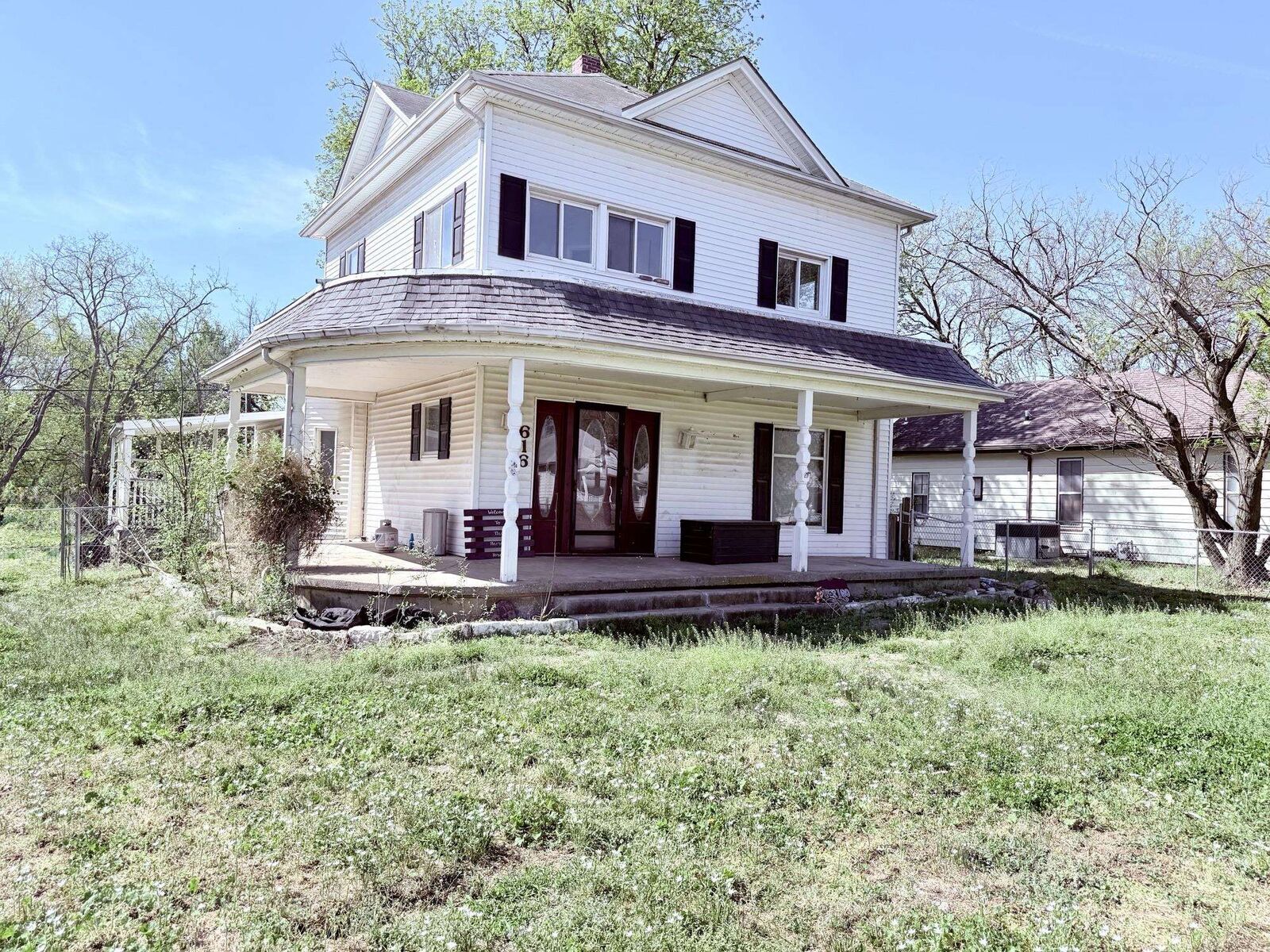 Property Photo:  616 E Lincoln Ave  KS 67152 