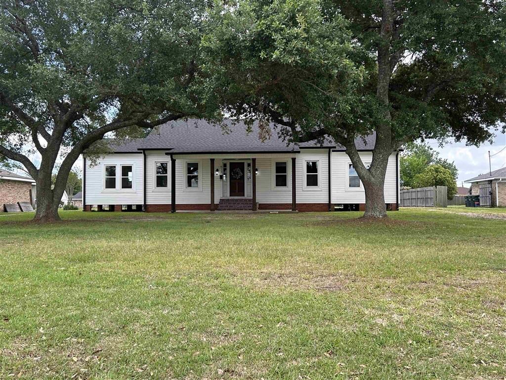 Property Photo: 613 W Lagrange Street W LA 70605