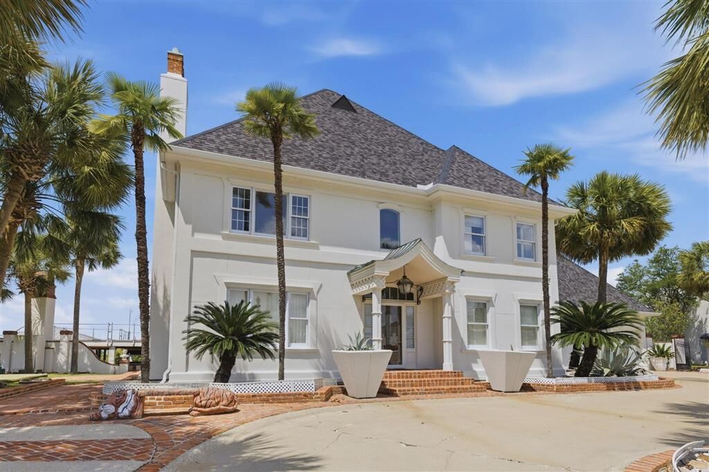 Property Photo:  2034 Charvais Street  LA 70601 