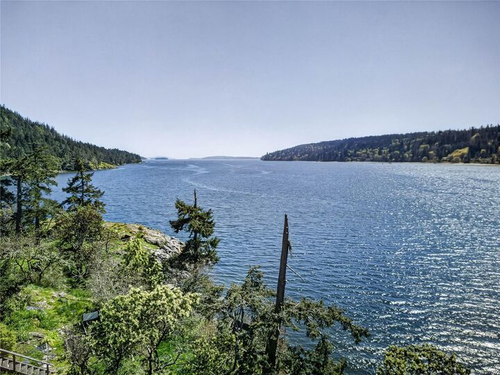 Property Photo: 117 Morningside Rd BC V8K 1X1