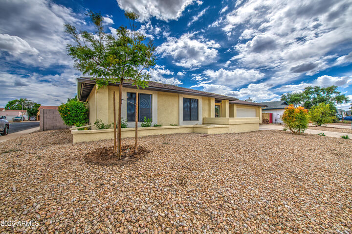 Property Photo:  5115 W Mercer Lane  AZ 85304 