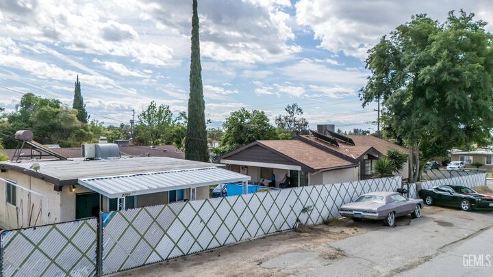 Property Photo:  2701 N Inyo Street  CA 93305 
