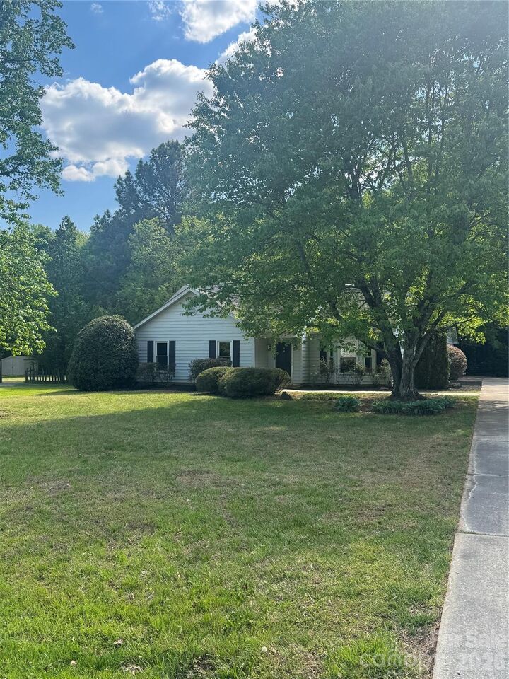 Property Photo: 15032 Catawba Circle NC 28104