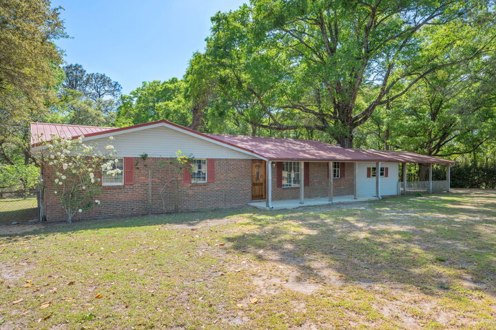 Property Photo: 5630 Buck Ward Road FL 32531