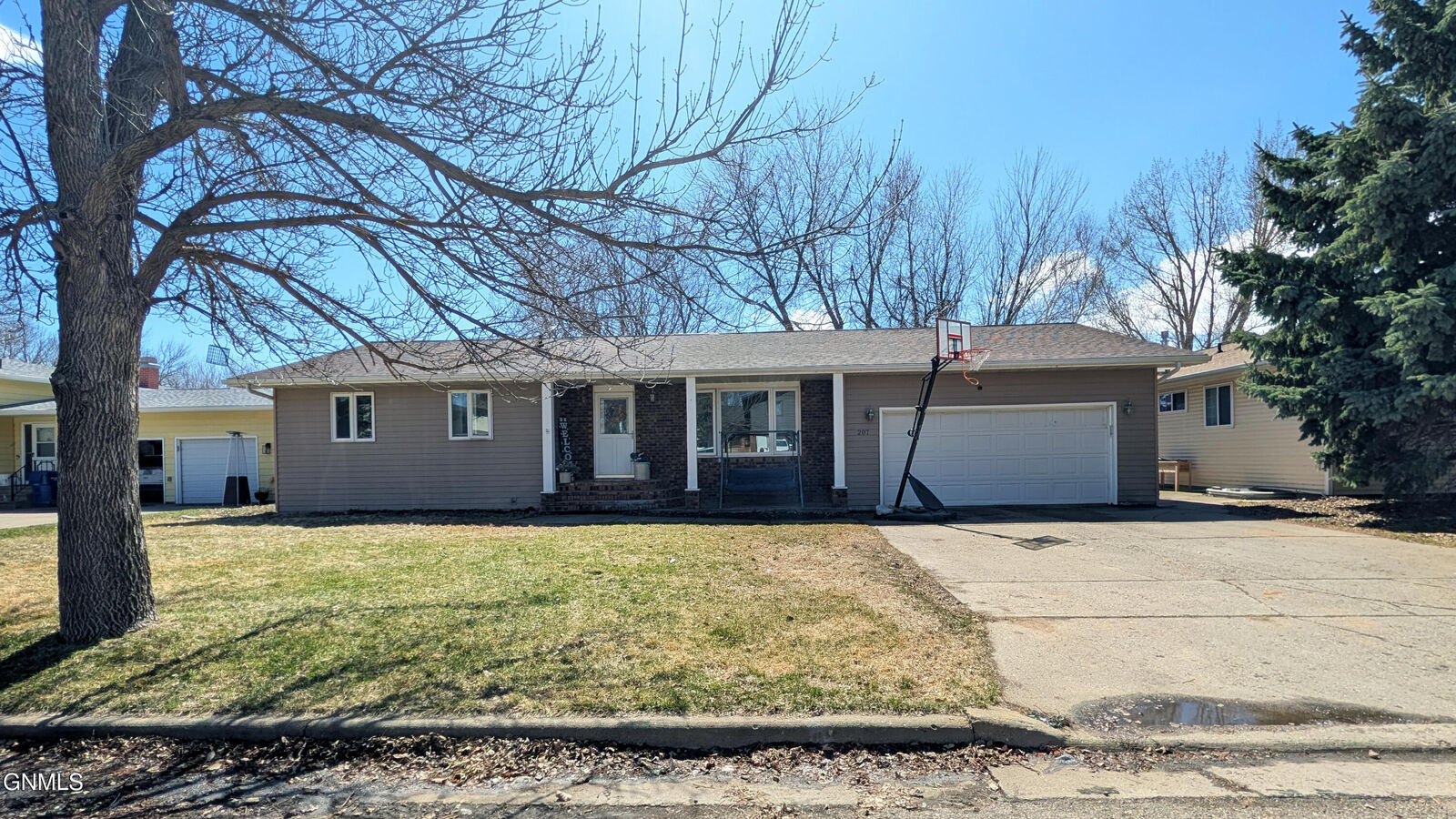 Property Photo:  207 10th Street NW  ND 58523 