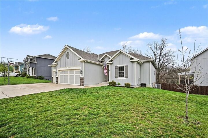 Property Photo:  1032 E 14th Street  MO 64060 