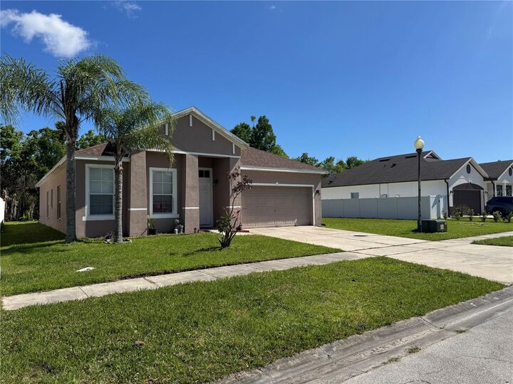 Property Photo: 877 Hacienda Circle FL 34741
