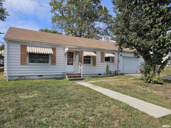 Property Photo:  713 N 10th Street  IL 62864 