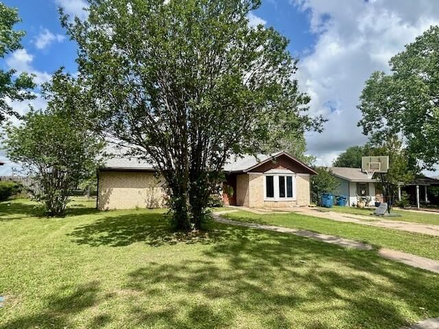 Property Photo:  709 Contour Drive  TX 76667 