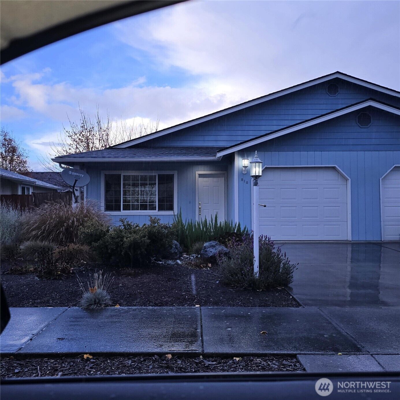 Property Photo: 818 E Washington Place WA 98382