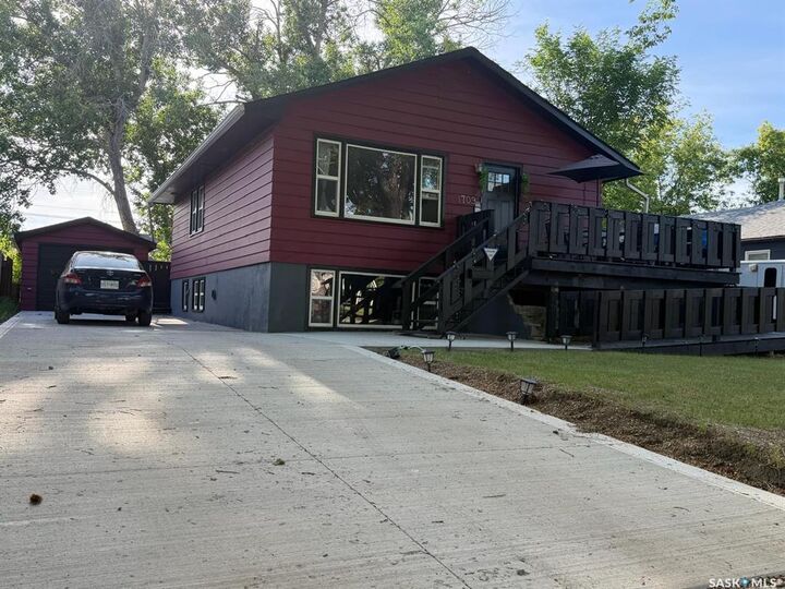 Property Photo:  1709 2nd Avenue N  SK S7K 3N2 