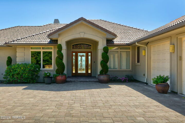 Property Photo: 616 N 65th Ave WA 98908