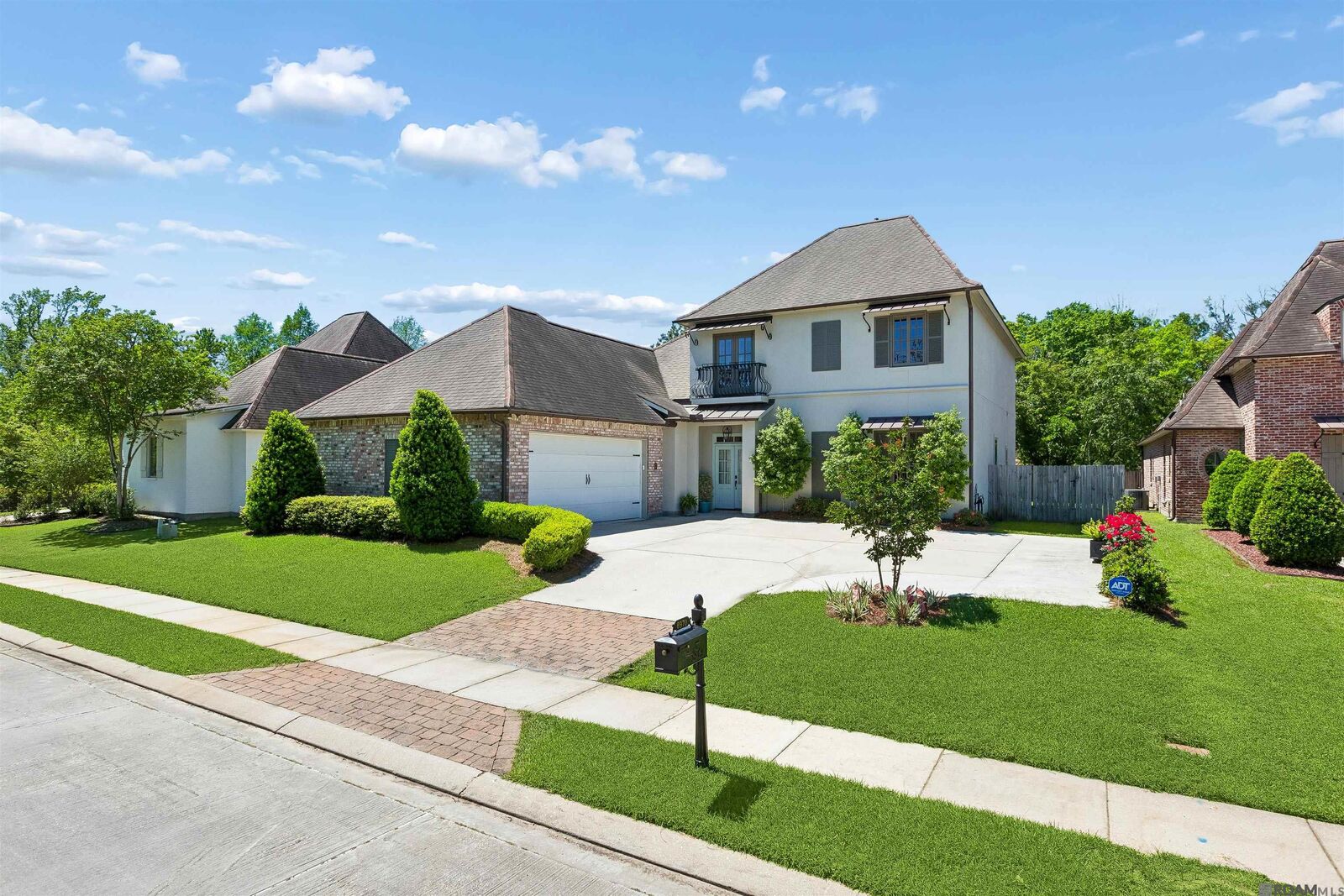 Property Photo:  8970 Carriagewood Estates Dr  LA 70817 