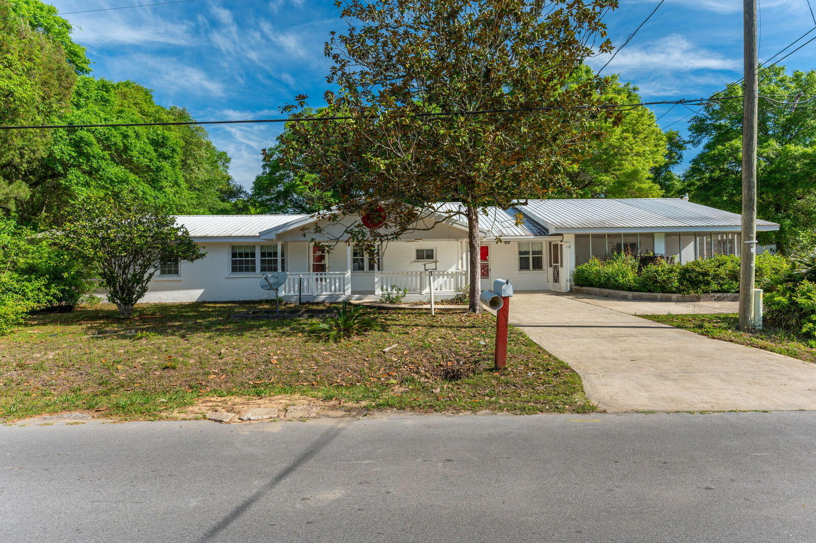 Property Photo: 578 E Williams Avenue FL 32539