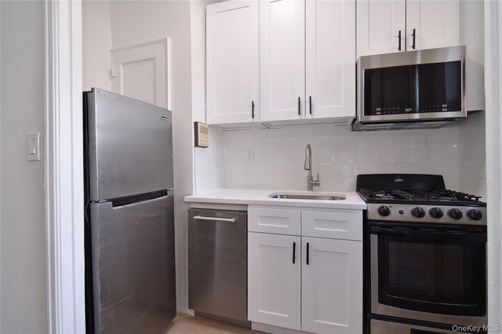 Property Photo:  590 E 3rd Street 3M  NY 10553 