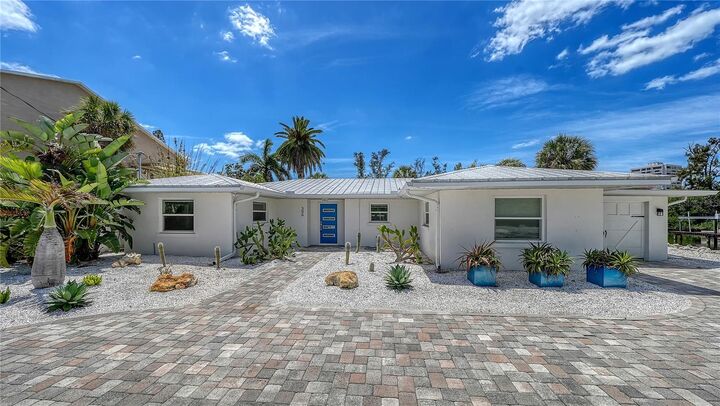 Property Photo: 306 Island Circle FL 34242