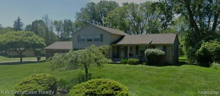 Property Photo:  28347 E Greenmeadow Circle  MI 48334 5155 