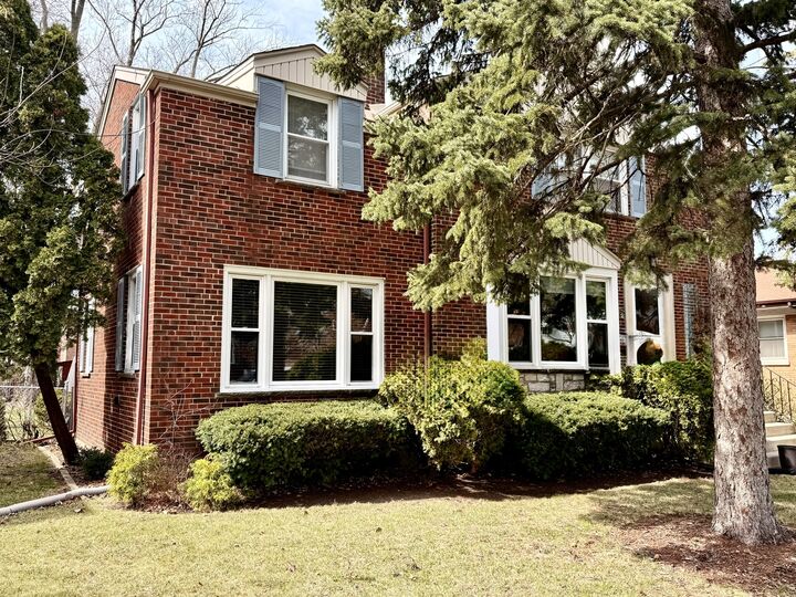 Property Photo:  912 Hull Avenue  IL 60154 