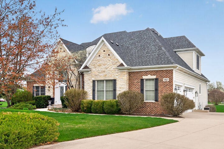 Property Photo: 910 Freedom Circle IL 60178