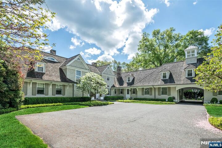 Property Photo:  259 Indian Trail Drive  NJ 07417 