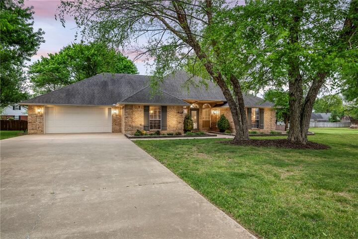 Property Photo: 909 E Apple Blossom Avenue AR 72764