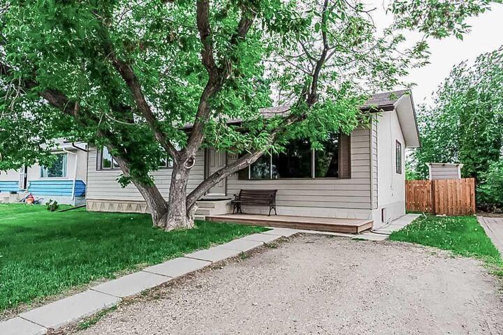Property Photo: 9616 91B Avenue AB T8V 0H2