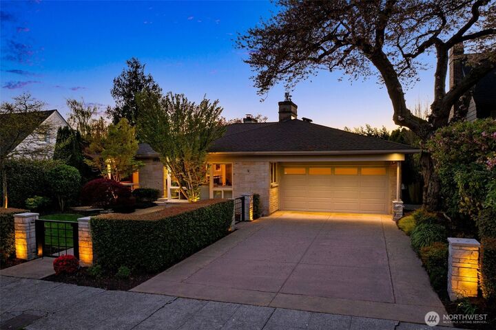 Property Photo:  2833 W Viewmont Way  W  WA 98199 