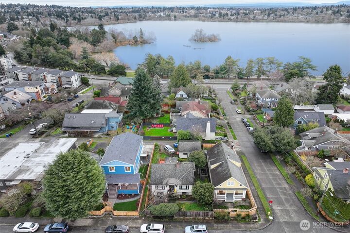 Property Photo:  7008  Linden Avenue N  WA 98103 