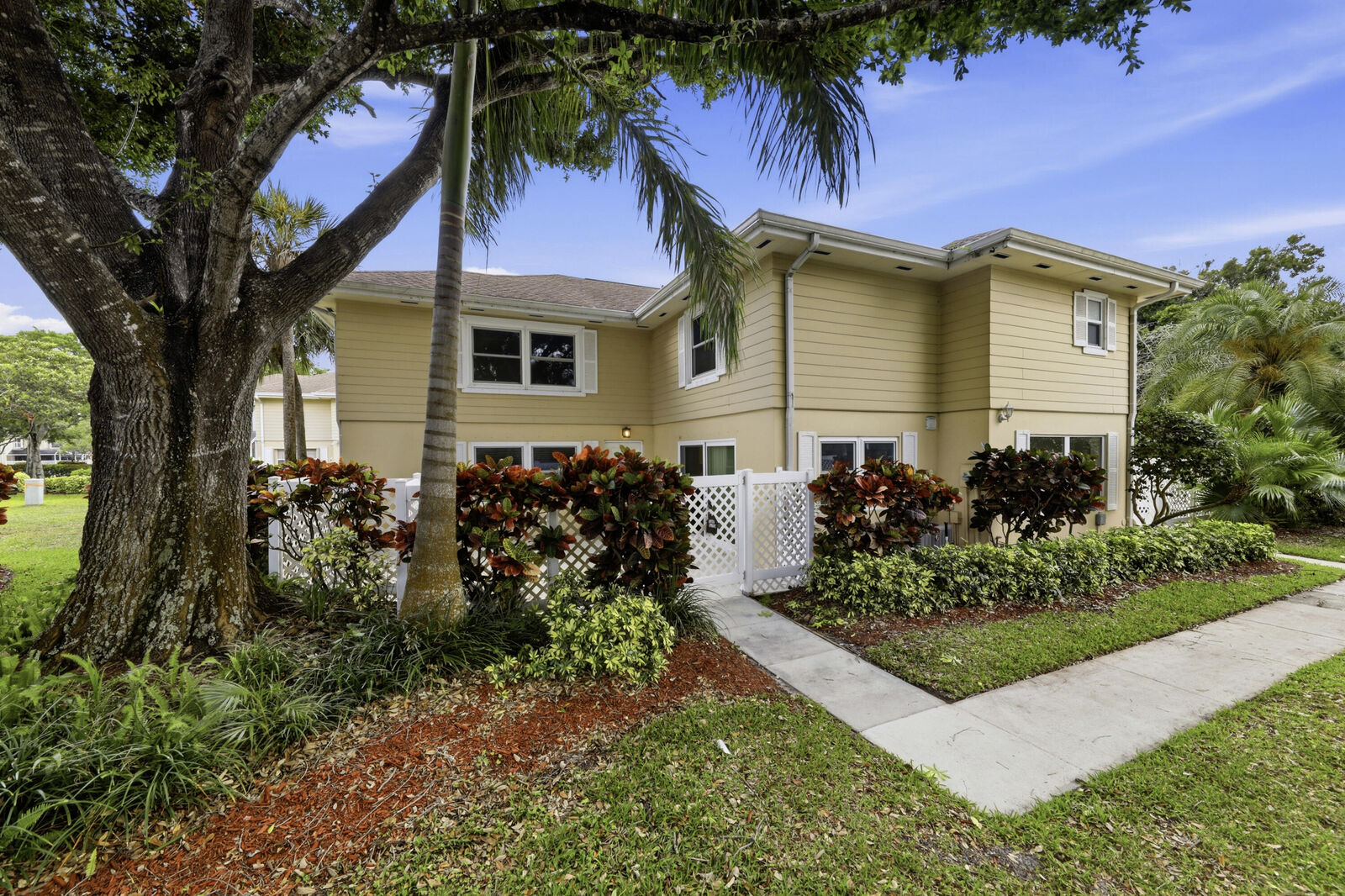 Property Photo:  4802 Roxbury Court  FL 33436 