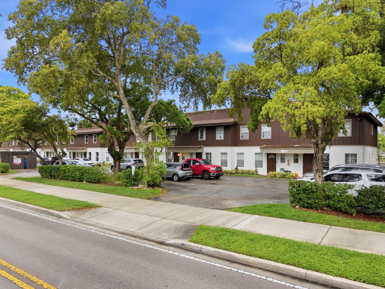 Property Photo:  3920 Woodside Drive Apt 11  FL 33065 