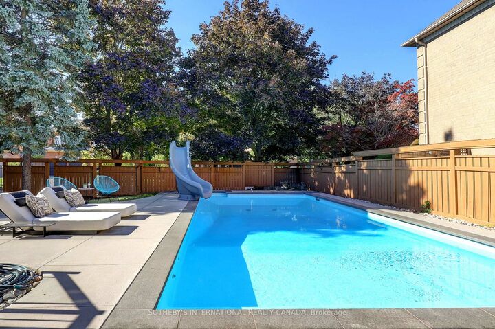 Property Photo: 1939 Calgary Court ON L5H 4J1