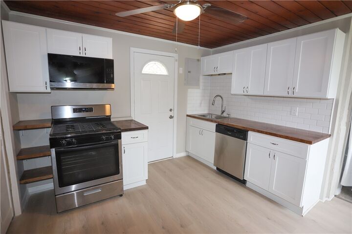 Property Photo:  305 Chestnut St  PA 15644 