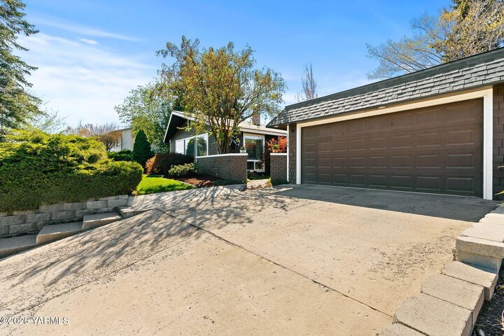 Property Photo:  1704 Conover Dr  WA 98903 