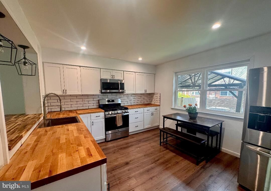 Property Photo:  532 Linda Court  NJ 08724 