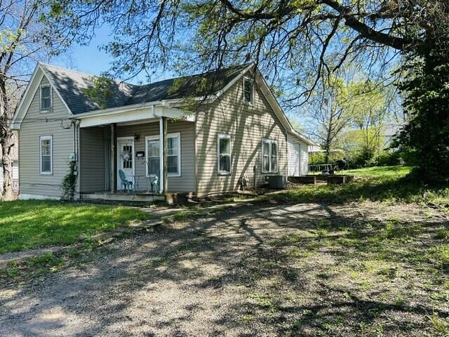 Property Photo:  402 Saint Francis Street  MO 65251 