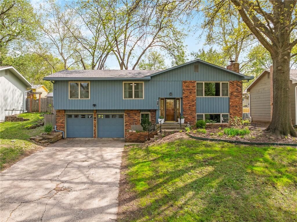 Property Photo:  2913 Chisholm Drive  KS 66047 