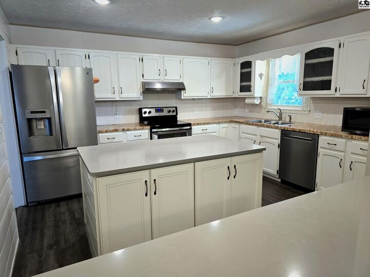 Property Photo:  101 Crestview Ave  KS 67460-1603 