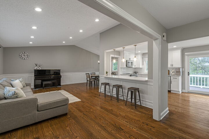 Property Photo:  1890 Shorewood Drive W  IL 60192 