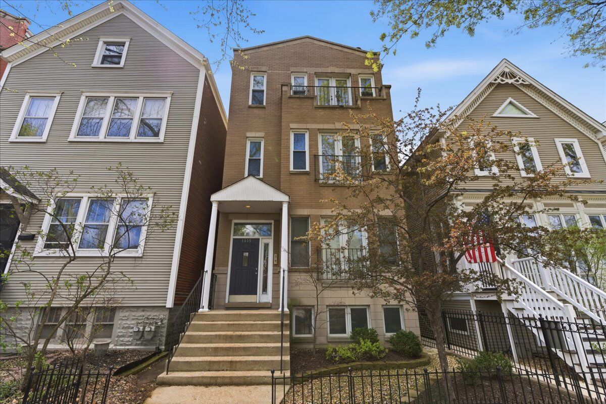 Property Photo:  1535 W Oakdale Avenue 2  IL 60657 