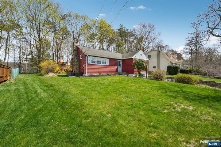 Property Photo:  9 Cottonwood Court  NJ 07460 