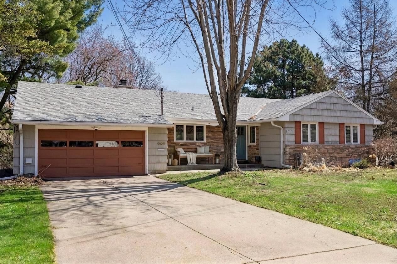 Property Photo: 609 Waterman Circle MN 55343