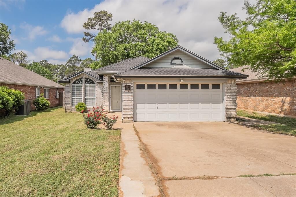 Property Photo:  520 Kelley Court  TX 76120 