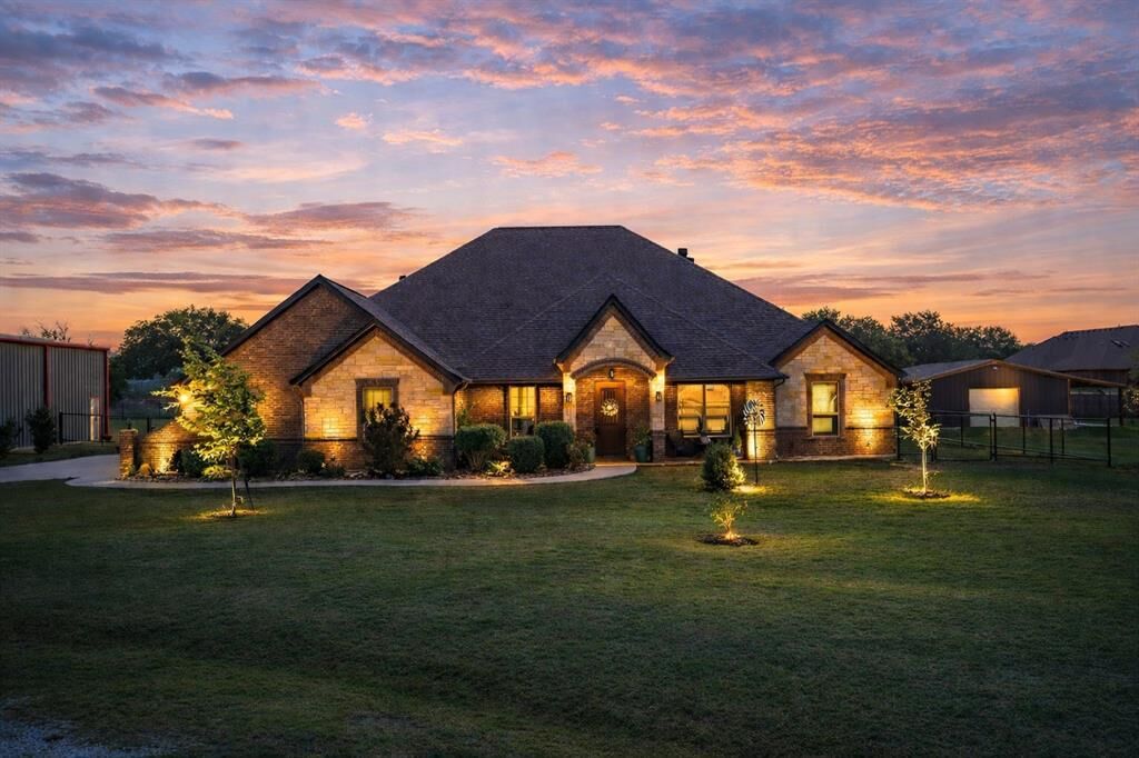 Property Photo:  112 Knob Court  TX 76082 